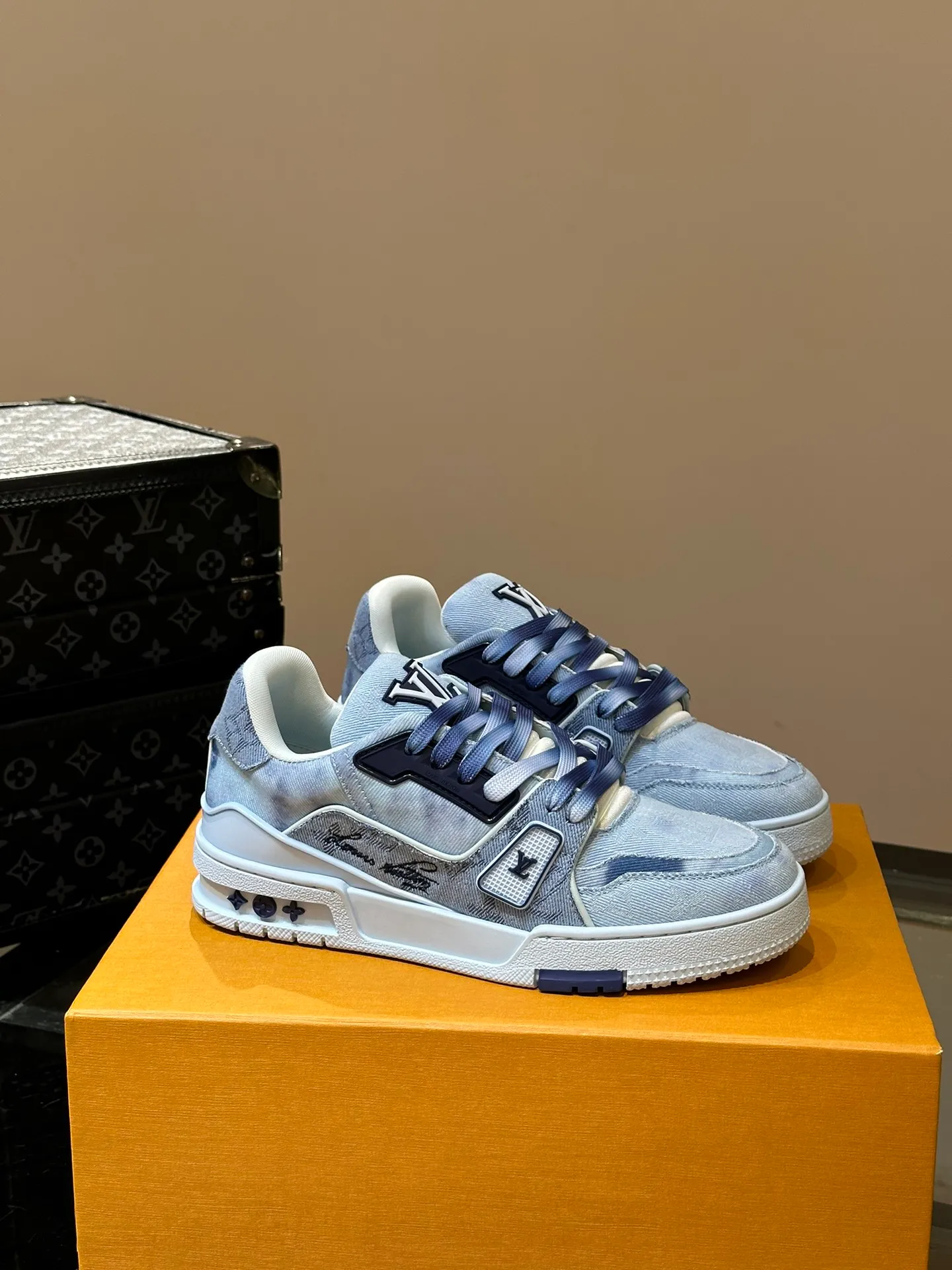 P840 TRAINER Men's canvas distressed sneakers, this LV Trainer sneaker is made of Monogram bleached denim to create a distressed look, reinterpreting Virgil Abloh's original design. Gradient laces complete the trendy details, rubber LV letters are marked on the tongue and side, technical rubber outsole blooms with Monogram flowers, and thick and lightweight EVA rubber outsole completes the whole. The upper is embellished with intricate prints and embroidered Monogram flowers. The rubber-injected rubber outsole continues the iconic elements, with a thick padded collar. The tongue, sides and rear are decorated with LV letters. The outsole is decorated with Monogram flowers. The standard insole continues the comfort experience. Size: 38-45